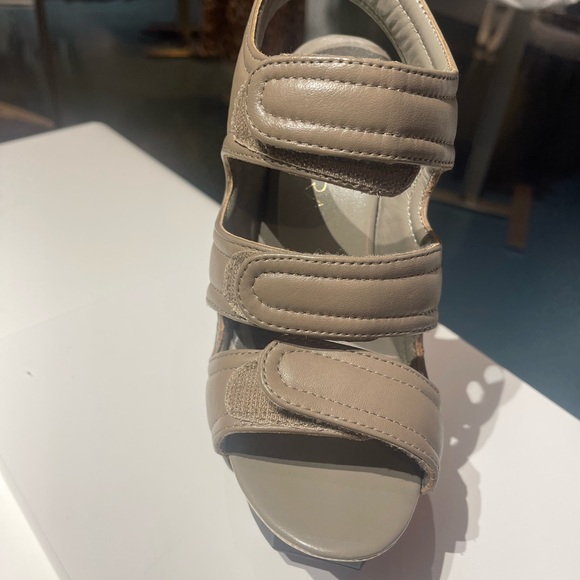 United Nude Tan and Black Heeled Sandals - Picture 4 of 4